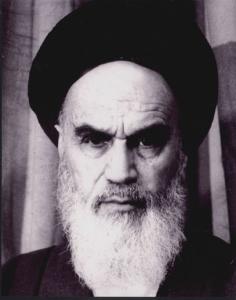 پرتره امام در مدرسه علوی نشسته به صورت تمام رخ از نمای نزدیک