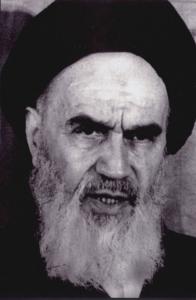 پرتره امام در مدرسه علوی در حال سخنرانی و به صورت تمام رخ از نمای نزدیک