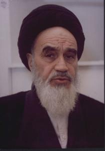 پرتره امام در حال سخنرانی و به صورت سه رخ از نمای نزدیک