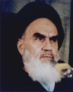 پرتره امام در مدرسه علوی در حال سخنرانی و به صورت سه رخ از نمای نزدیک