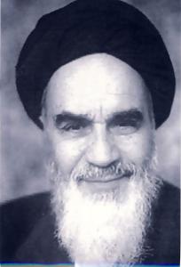 پرتره امام در نوفل لوشاتو  در حالت خندان به صورت تمام رخ