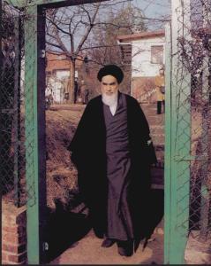 امام در حال خروج از در باغ نوفل لوشاتو