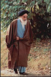 امام در حال قدم زدن