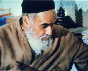 پرتره امام در جماران نشسته در اطاق و به صورت نیم رخ از نمای نزدیک