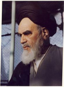 امام در حیاط منزل جماران