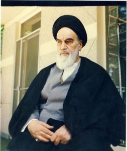 پرتره امام در جماران حالت نشسته سه رخ