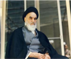 پرتره امام در جماران حالت نشسته سه رخ