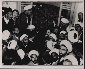 دیدار مردم با امام در قم پس از آزادی از زندان
