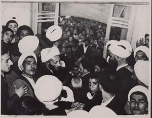 دیدار مردم با امام در قم پس از آزادی از زندان