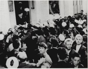 دیدار مردم با امام در قم پس از آزادی از زندان