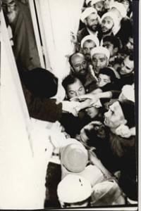 دیدار مردم با امام در قم پس از آزادی از زندان