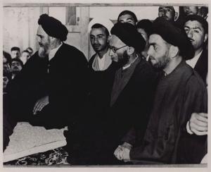 دیدار مردم با امام در قم پس از آزادی از زندان