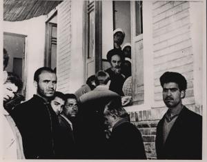 دیدار مردم با امام در قم پس از آزادی از زندان