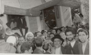 دیدار مردم با امام در قم پس از آزادی از زندان