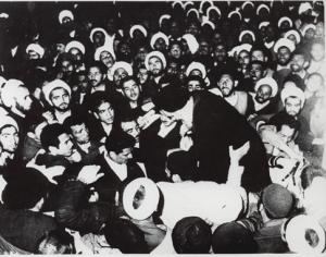 امام پس ازسخنرانی در مدرسه فیضیه قم