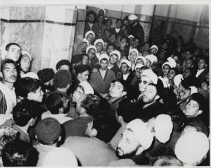 امام در میان مستمعین سخنرانی در مدرسه فیضیه قم