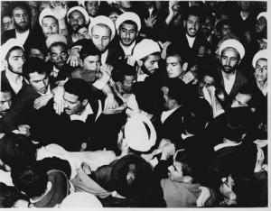 امام در میان مستمعین سخنرانی در مدرسه فیضیه قم