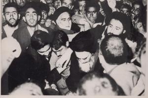 امام در میان مستمعین سخنرانی در مدرسه فیضیه قم
