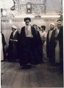 امام در حرم حضرت علی(ع) در نجف