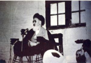 امام در حال سخنرانی در نجف