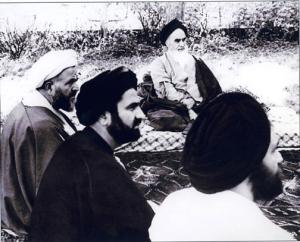 امام نشسته در حیاط در میان دیدارکنندگان در نوفل لوشاتو