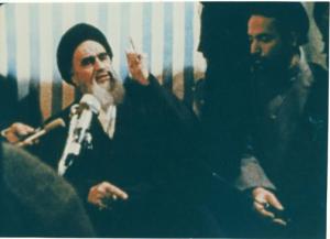 امام نشسته در زیر چادر در میان دیدارکنندگان در نوفل لوشاتو