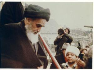 امام در حال پایین آمدن از پله در نوفل لوشاتو