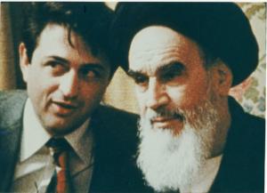 امام نشسته در اطاق در حال تماشای فیلم در نوفل لوشاتو
