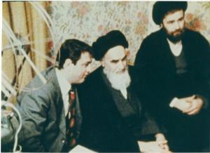 امام نشسته در اطاق در حال تماشای فیلم در نوفل لوشاتو