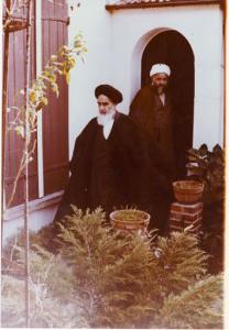 امام در حال خارج شدن از منزل در نوفل لوشاتو
