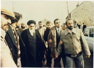 امام در حال عبور از خیابان در نوفل لوشاتو