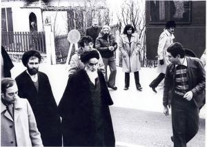 امام در حال عبور از خیابان در نوفل لوشاتو