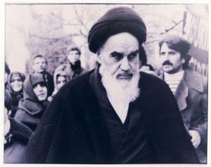امام در حال عبور از خیابان در نوفل لوشاتو