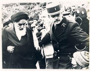 امام در حال عبور از خیابان در نوفل لوشاتو