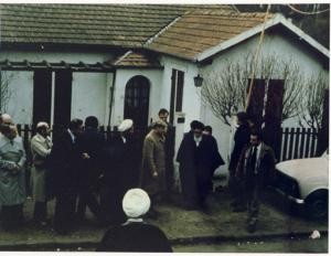 امام جلوی منزل در نوفل لوشاتو در حال عبور