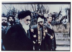 امام در حال عبور از خیابان در نوفل لوشاتو