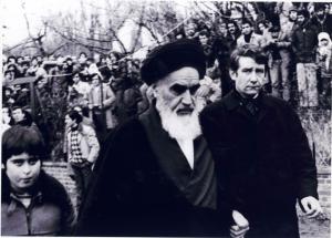 امام در حال عبور از میان دیدارکنندگان در نوفل لوشاتو