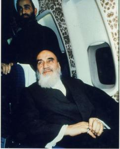 امام نشسته در هواپیما در فرودگاه مهرآباد