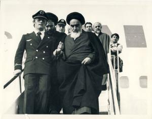 امام در حال پایین آمدن از پلکان هواپیما در فرودگاه مهرآباد