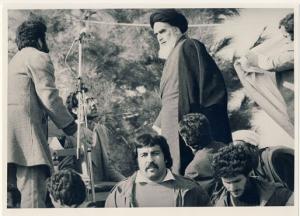 امام در حال استقرار در جایگاه سخنرانی در بهشت زهرا