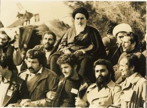 امام در جایگاه سخنرانی در بهشت زهرا