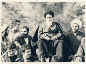 امام در جایگاه سخنرانی در بهشت زهرا
