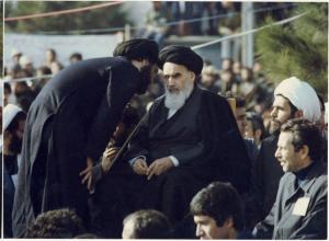 امام در جایگاه سخنرانی در بهشت زهرا