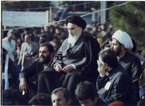 امام در جایگاه سخنرانی در بهشت زهرا