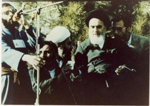 امام در جایگاه سخنرانی در بهشت زهرا