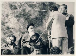 امام در جایگاه سخنرانی در بهشت زهرا