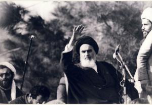 امام در حال پاسخگویی به ابراز احساسات مردم در بهشت زهرا