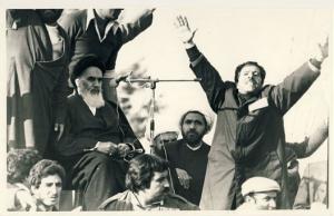 امام در جایگاه سخنرانی در بهشت زهرا