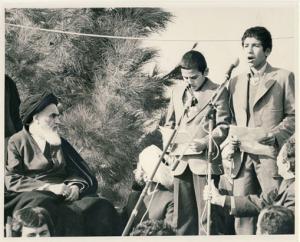 جوانان گروه سرود نزد امام در بهشت زهرا