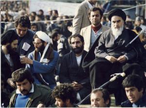 امام در جایگاه سخنرانی در بهشت زهرا